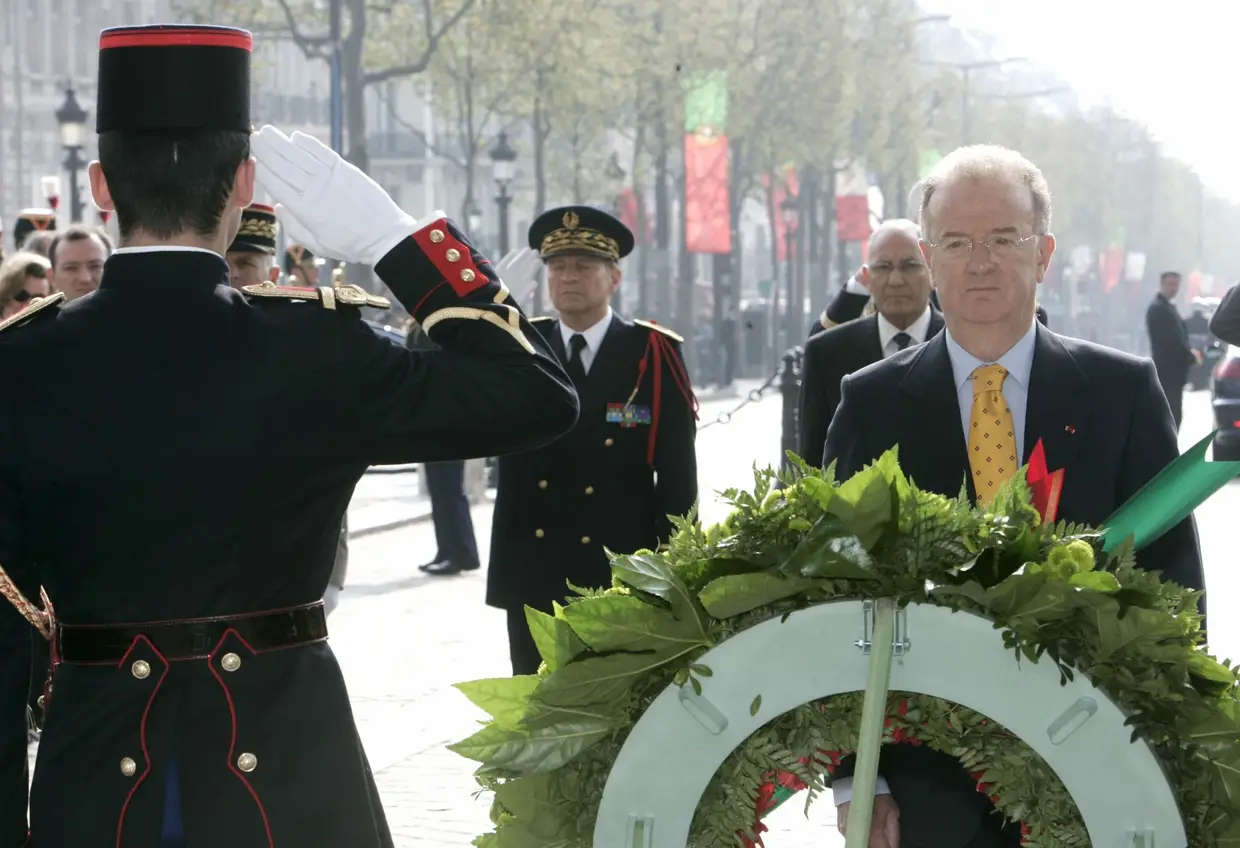 12 abril 2005 - O Presidente da República, Jorge Sampaio, presta homenagem junto ao Túmulo do Soldado Desconhecido, no Arco do Triúnfo, em Paris, França, durante uma visita de Estado.