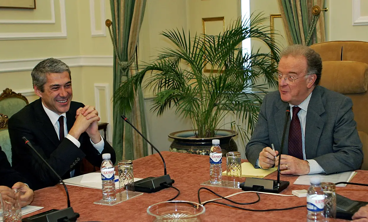 22 fevereiro 2005 - O secretário-geral do Partido Socialista, José Sócrates, acompanhado pelo Presidente da República, Jorge Sampaio, durante uma reunião no Palácio de Belém, em Lisboa.