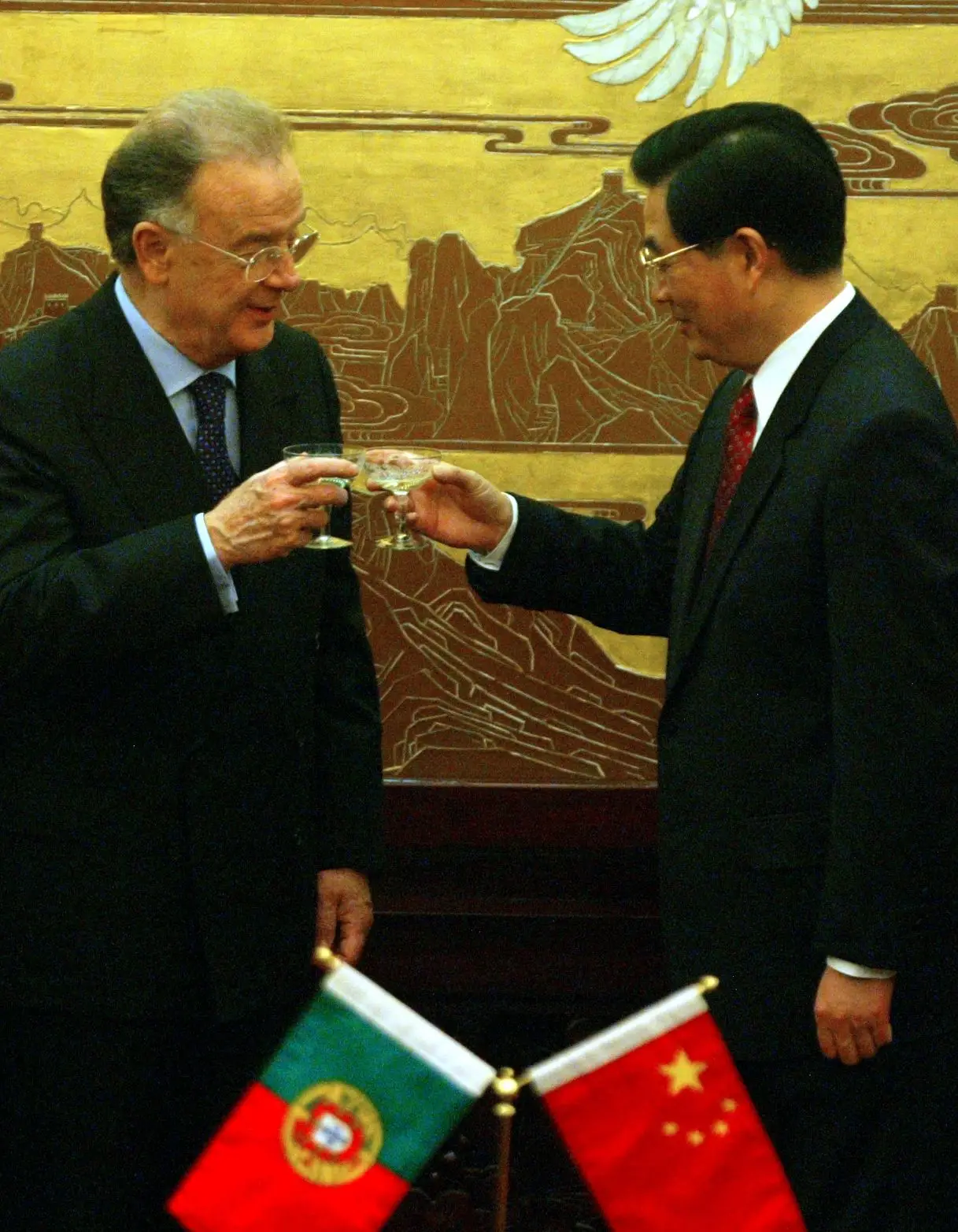 12 janeiro 2005 - O Presidente chinês, Hu Jintao, recebe o homólogo português, Jorge Sampaio, numa cerimónia no Grande Salão do Povo, em Pequim.