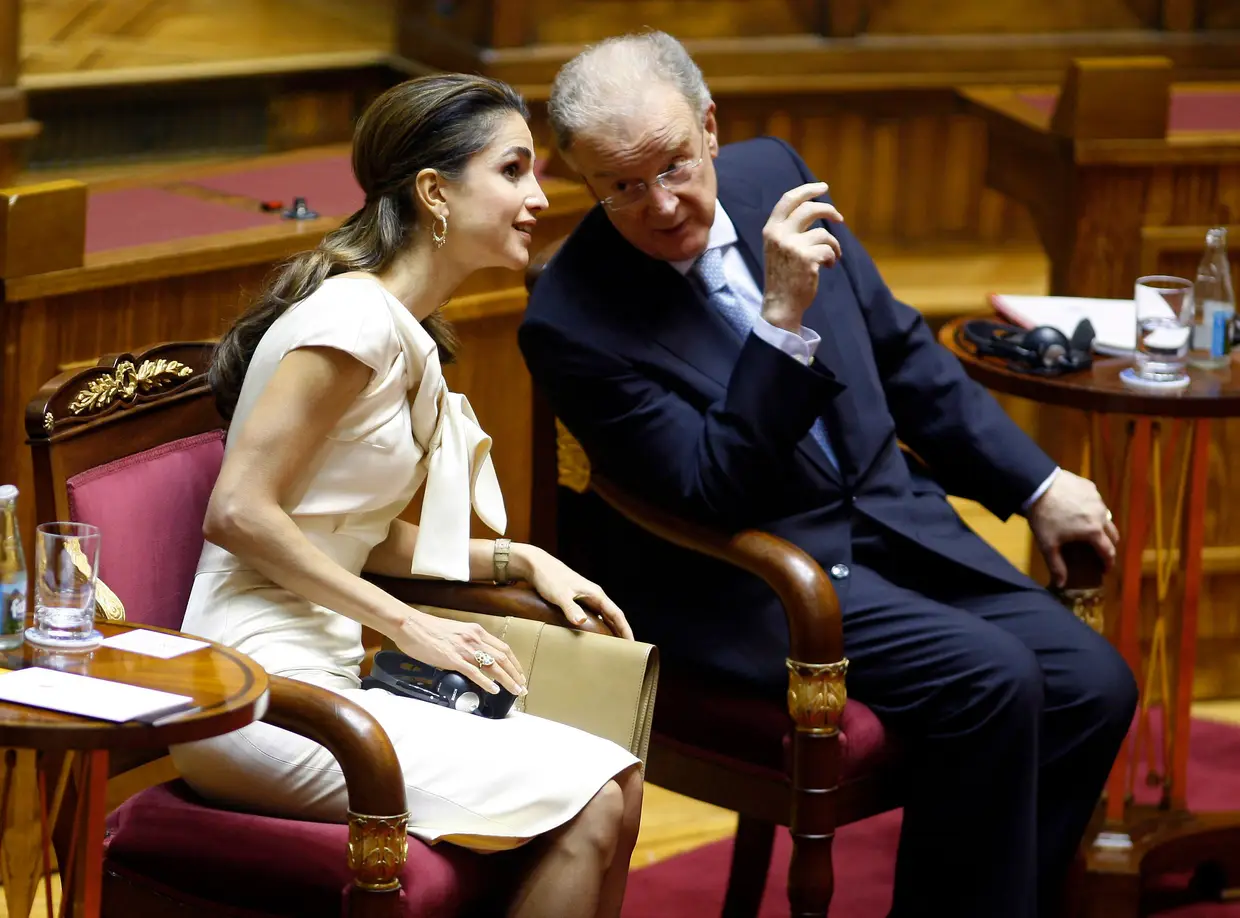 16 março 2009 - O antigo Presidente da República, Jorge Sampaio, acompanhado pela Rainha Rania, da Jordânia, durante uma cerimónia de entrega do Prémio Norte-Sul do Conselho da Europa, no Parlamento português.