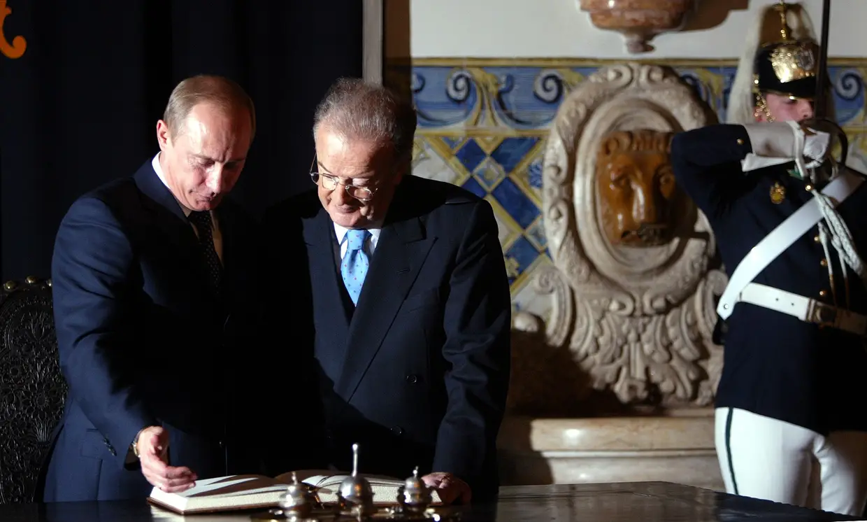 23 novembro 2004 - O Presidente da República, Jorge Sampaio, acompanhado pelo seu homólogo russo, Vladimir Putin, no Palácio de Belém, em Lisboa, durante a visita de Estado do Presidente da Rússia a Portugal.