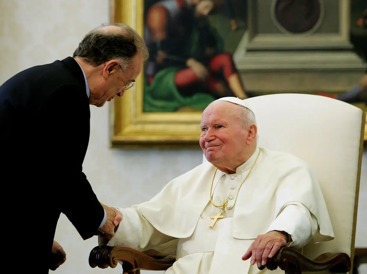 12 novembro 2004 - O Papa João Paulo II cumprimenta o Presidente da República, Jorge Sampaio, durante um encontro no Vaticano.