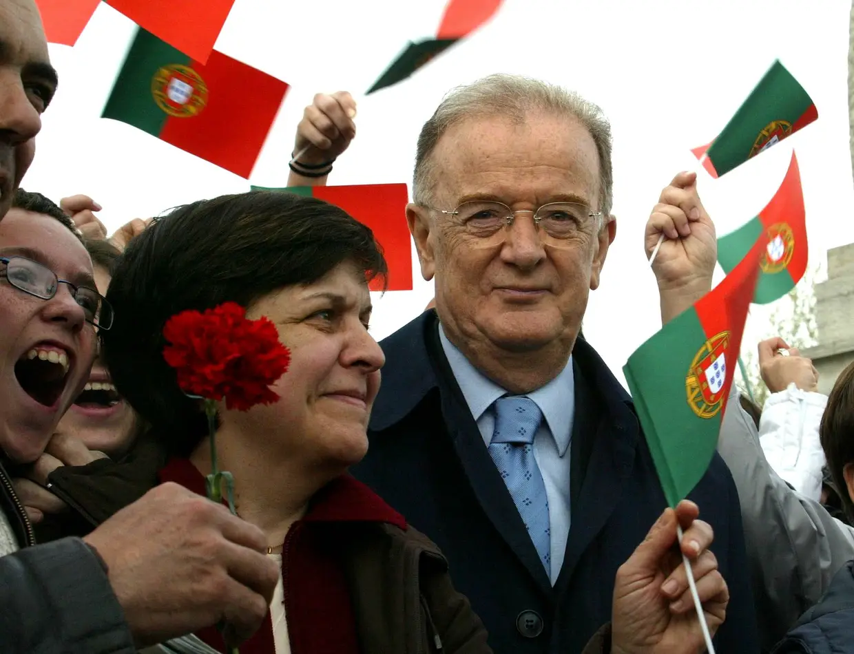 1 maio 2004 - O Presidente da República, Jorge Sampaio, é recebido em euforia por emigrantes em França, onde participou numa cerimónia no cemitério português de Richebourg, para prestar tributo aos militares portugueses que morreram na II Guerra Mundial.