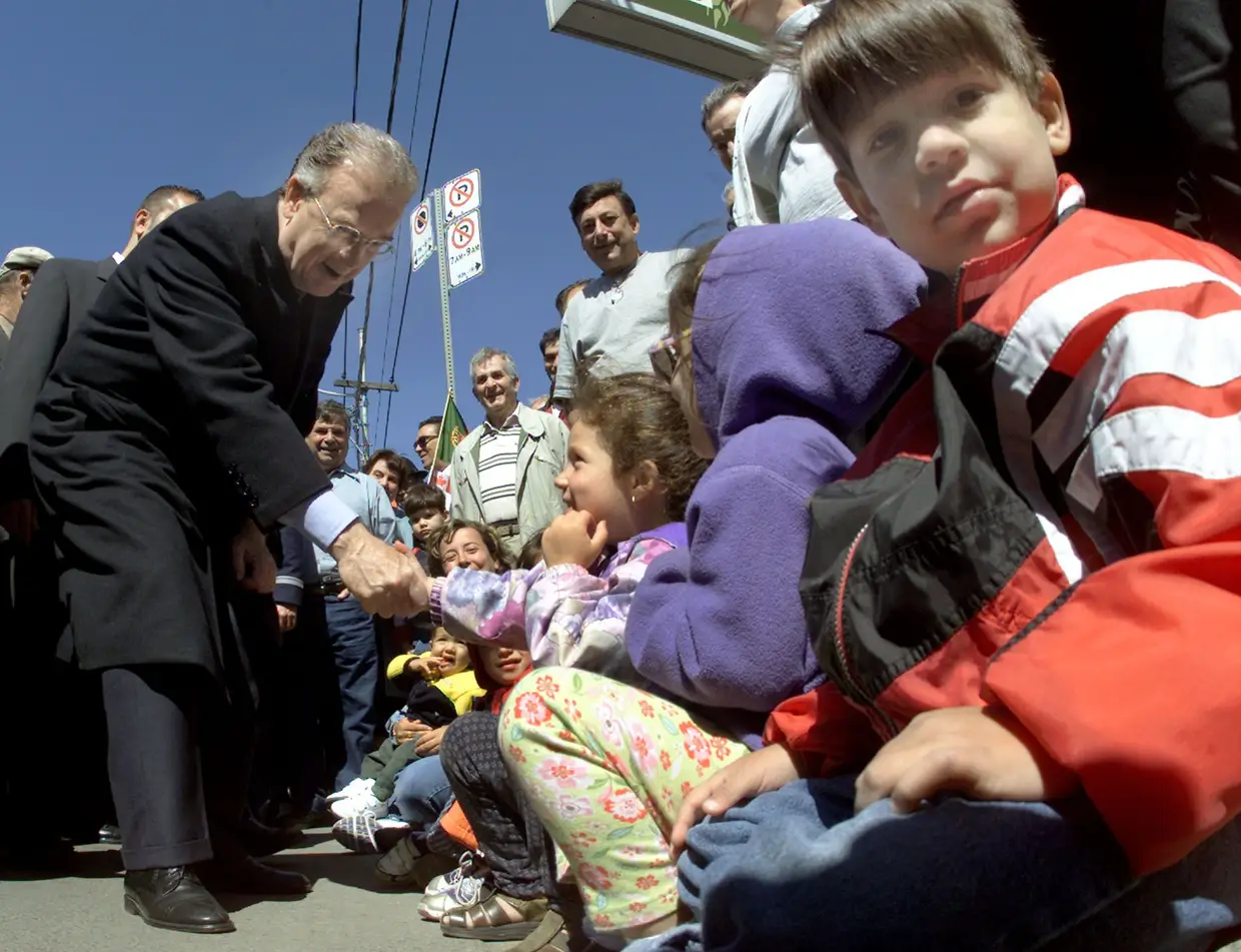 30 maio 2001 - O Presidente da República, Jorge Sampaio, cumprimenta crianças numa visita aos emigrantes portugueses em Toronto, no Canadá.