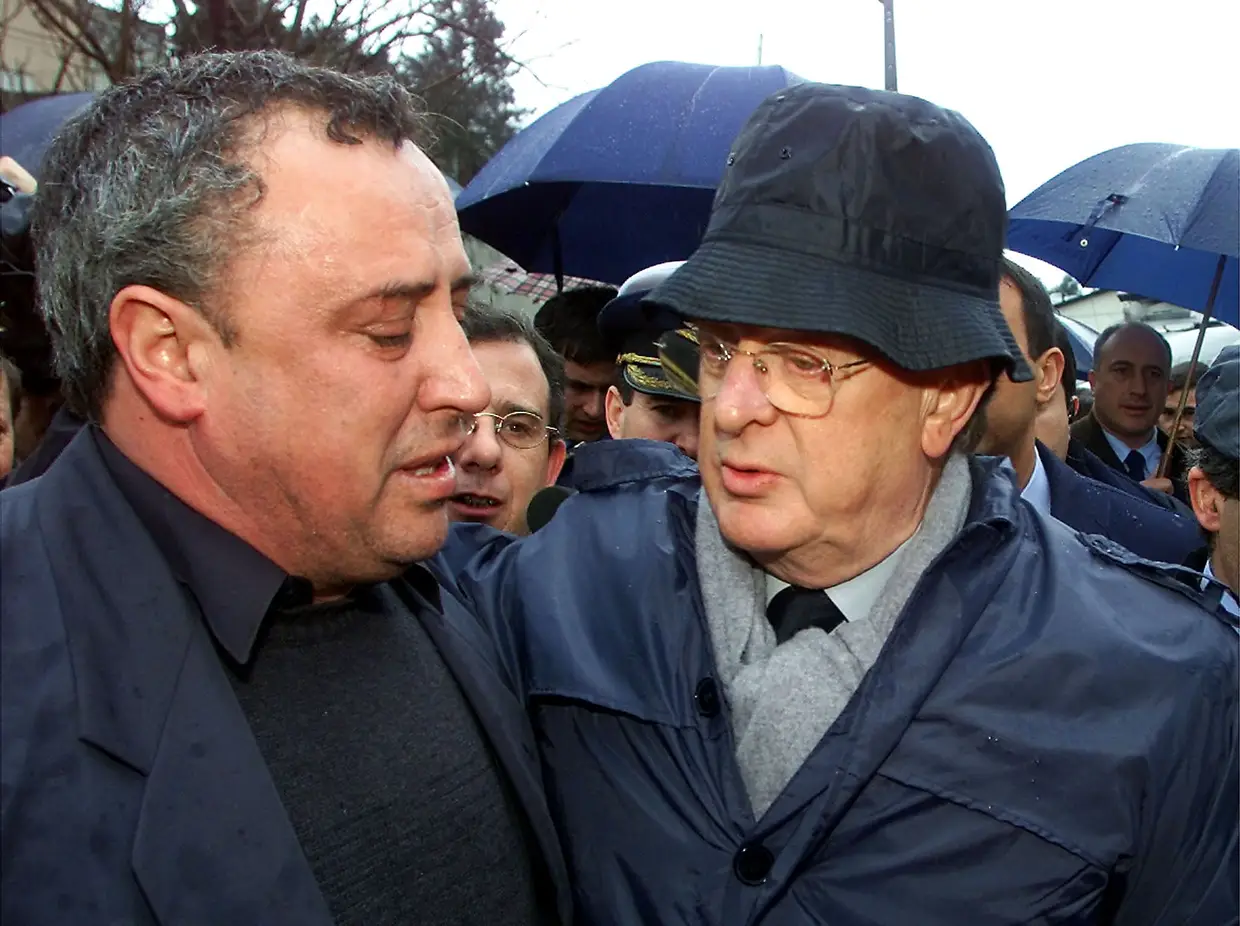 6 março 2001 - O Presidente da República, Jorge Sampaio, consola o familiar de duas pessoas desaparecidas na tragédia de Entre-os-Rios.