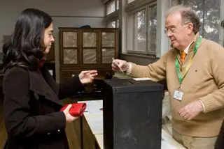 2007 - Jorge Sampaio coloca o voto da filha na urna, durante o Referendo à despenalização do aborto