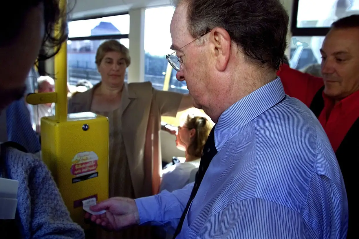 22 setembro 2000 - O Presidente da República, Jorge Sampaio, anda de elétrico, em Lisboa.