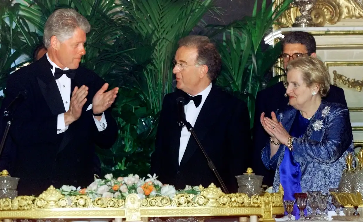 30 maio 2000 - O Presidente dos Estados Unidos, Bill Clinton, aplaude o homólogo português, Jorge Sampaio, durante um jantar de Estado no Palácio da Ajuda.