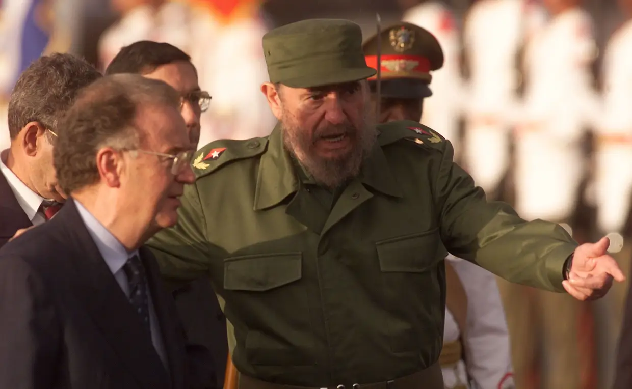 14 de novembro 1999 - O líder cubano Fidel Castro recebe o Presidente português, Jorge Sampaio, na sua chegada a Havana para participar no Congresso Ibero-americano.