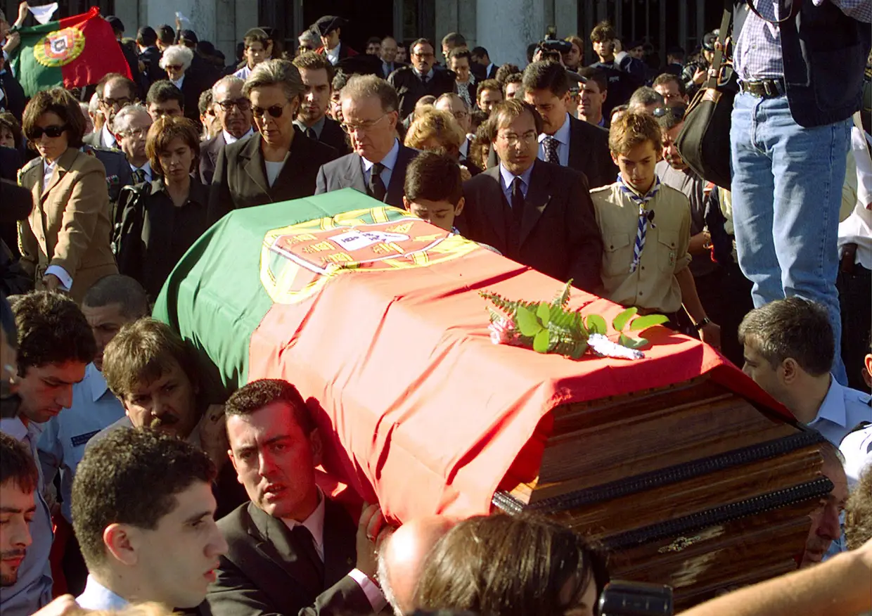 8 outubro 1999 - O Presidente da República, Jorge Sampaio, e a primeira-dama, Maria José Rita, nas cerimónias fúnebres da fadista Amália Rodrigues, em Lisboa.