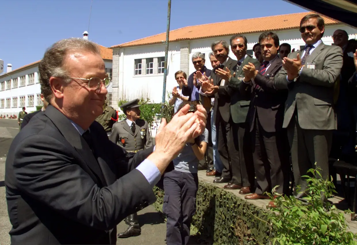 24 abril 1999 - O Presidente português Jorge Sampaio aplaude ex-militares que participaram na Revolução do 25 de Abril.