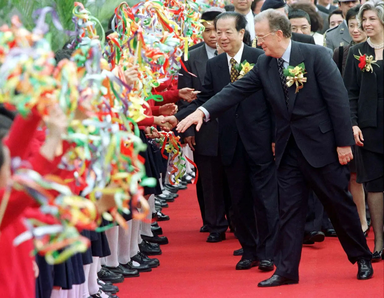 19 março 1999 - O presidente português Jorge Sampaio e o vice-primeiro-ministro chinês, Qian Qichen, são recebidos por crianças na cerimónia de abertura do Centro Cultural de Macau.