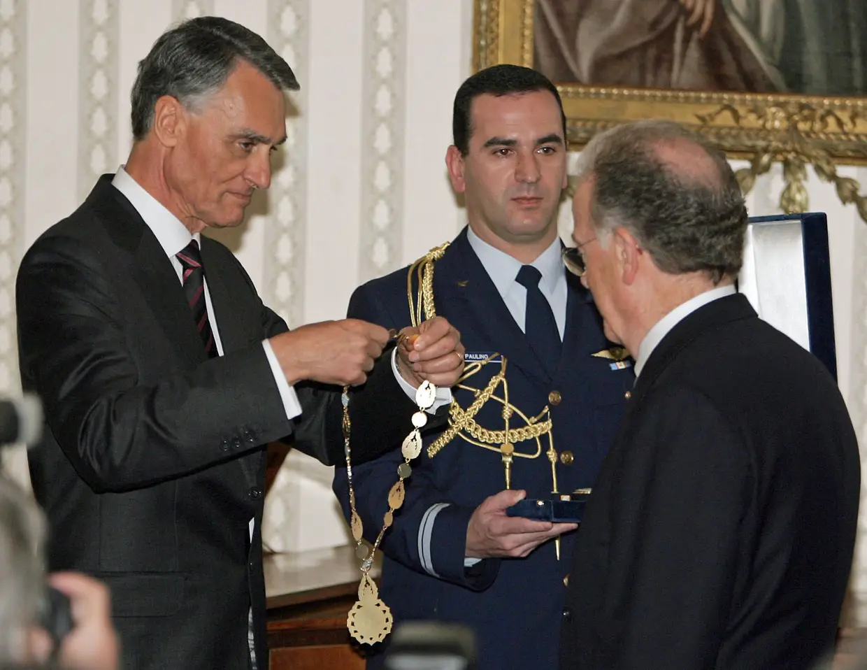 9 março 2006 - O Presidente da República, Aníbal Cavaco Silva, agracia o antecessor, Jorge Sampaio, com o Grande-Colar da Ordem da Liberdade.