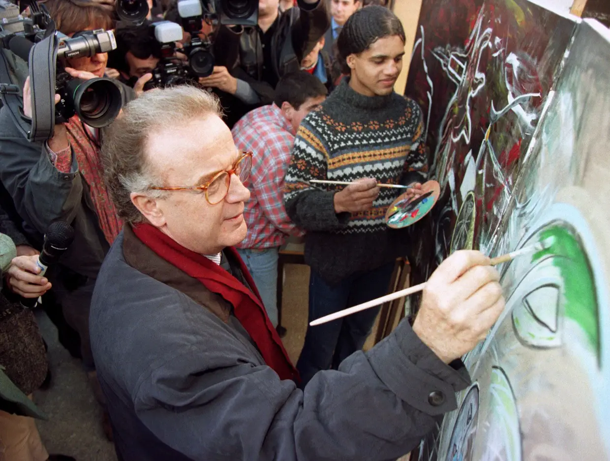 28 janeiro 1997 - O Presidente português Jorge Sampaio participa numa pintura coletiva numa escola durante um dia dedicado à luta contra as drogas.