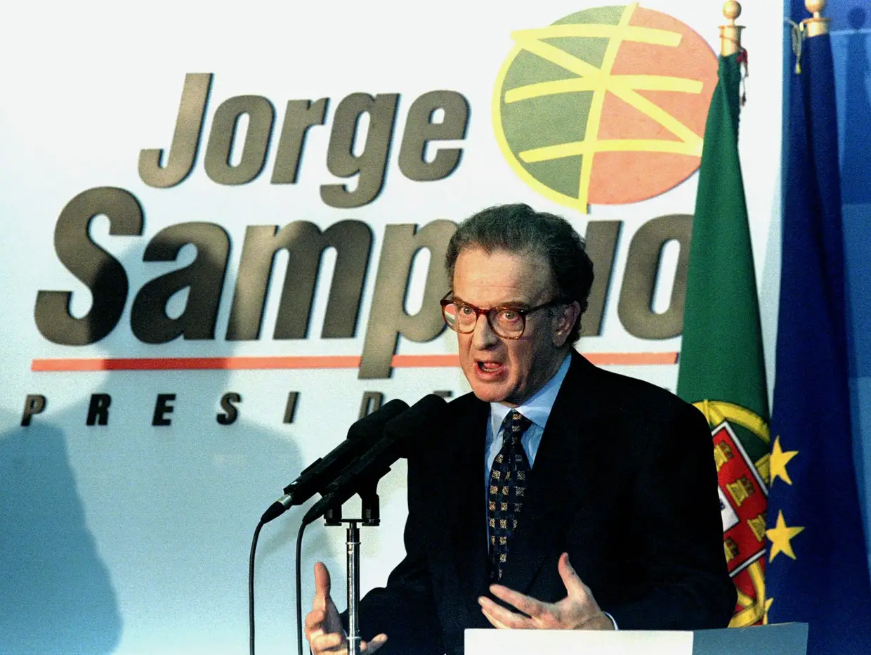 15 janeiro 1996 - O líder socialista Jorge Sampaio fala aos jornalistas depois de vencer as eleições presidenciais portuguesas a 14 de janeiro, com 54% dos votos, sucedendo a Mário Soares.