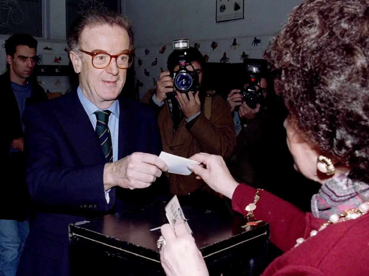 14 janeiro 1996 - O candidato Jorge Sampaio vota nas eleições presidenciais, em Lisboa.