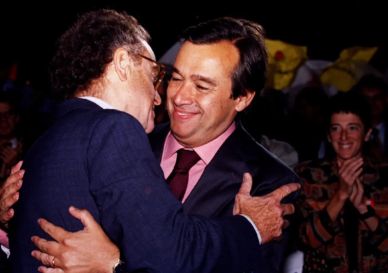 30 setembro 1995 - António Guterres é parabenizado por Jorge Sampaio por ter vencido as eleições internas do PS, para o cargo de secretário-geral, lugar que Sampaio abandona.