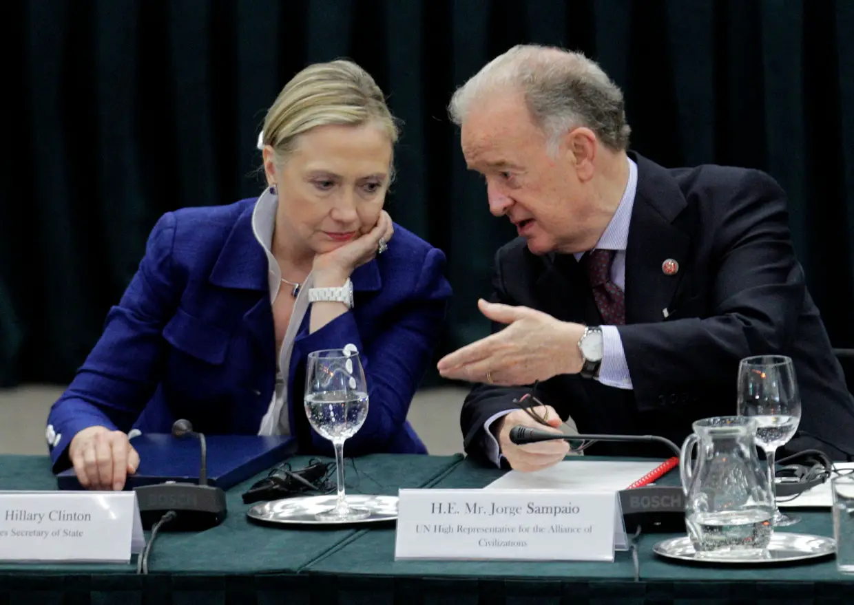 1 julho 2011 - A secretária de Estado dos EUA, Hillary Clinton, ouve o ex-presidente de Portugal e alto representante da ONU, Jorge Sampaio, durante a conferência da Comunidade das Democracias em Vilnius, na Lituânia.