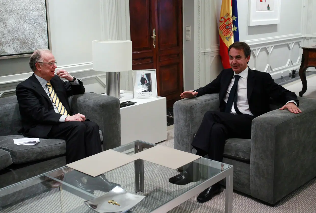 14 fevereiro 2011 - O primeiro-ministro espanhol, Zapatero, fala com o Alto Representante da ONU para a Aliança das Civilizações, Jorge Sampaio, em Madrid.