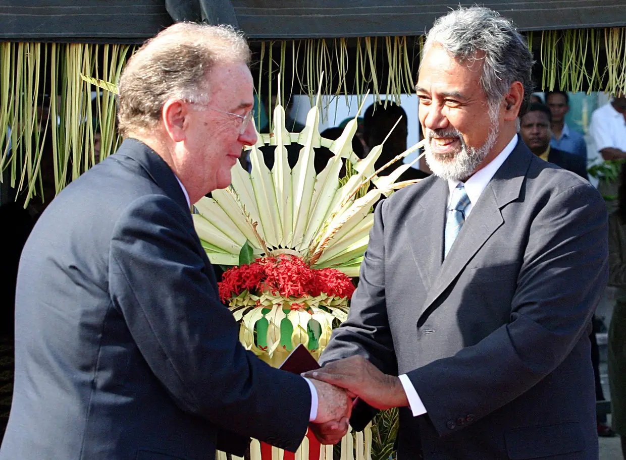 21 fevereiro 2006 - O Presidente de Timor-Leste, Xanana Gusmão, cumprimenta o seu homólogo, o Presidente Jorge Sampaio, durante a visita do chefe de Estado português ao país.