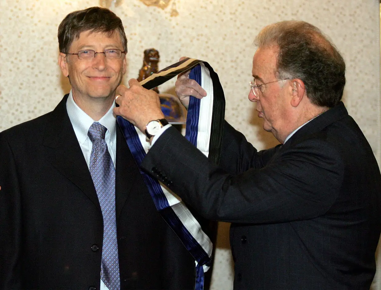 31 janeiro 2006 - O Presidente da Microsoft, Bill Gates, é agraciado pelo Presidente da República, Jorge Sampaio, com a Grã-cruz da Ordem do Infante D. Henrique, numa cerimónia no Palácio de Belém, em Lisboa.