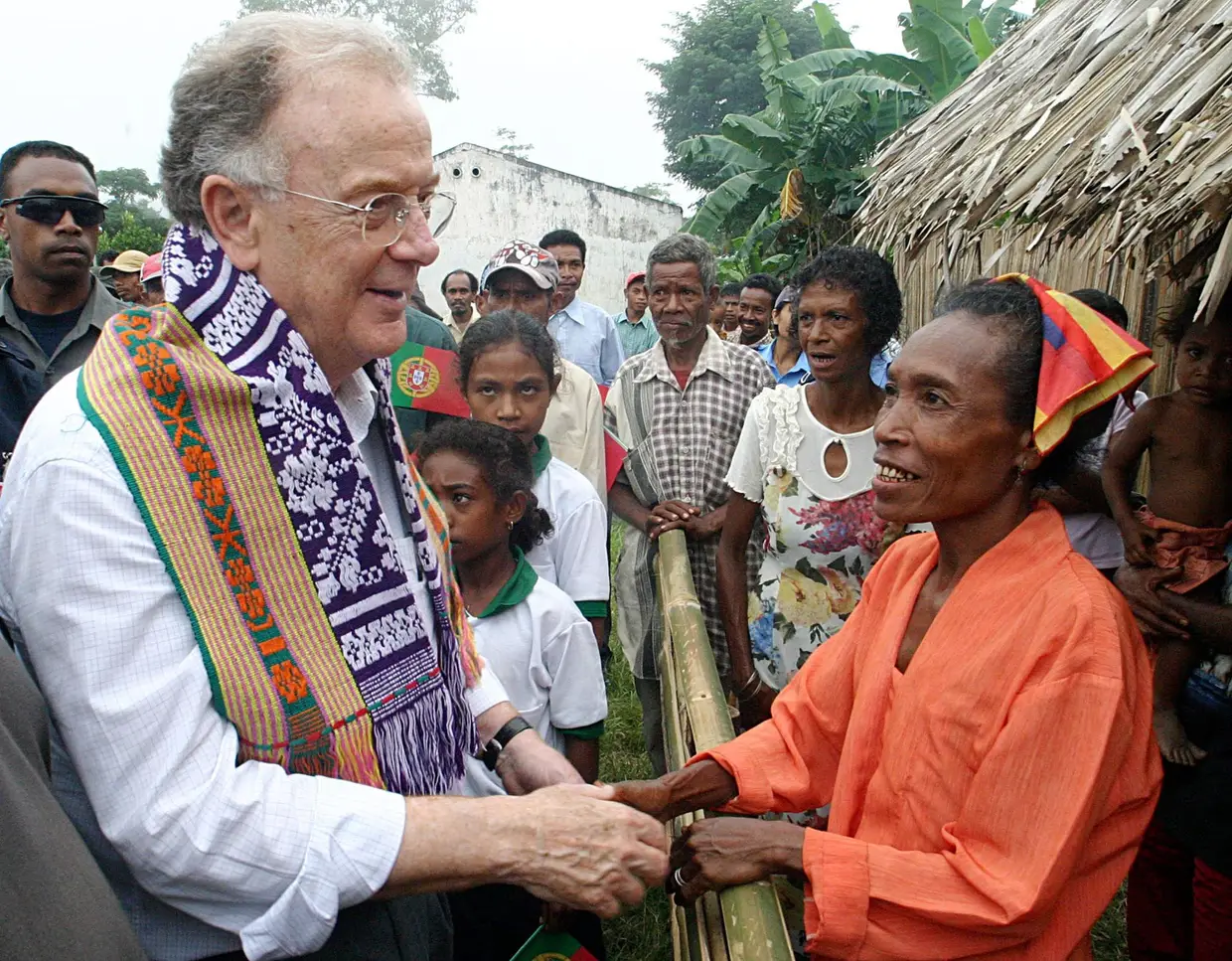 23 fevereiro 2006 - O Presidente da República, Jorge Sampaio, fala com um popular durante a sua visita de Estado ao município de Ermera, nos arredores de Díli, Timor-Leste.