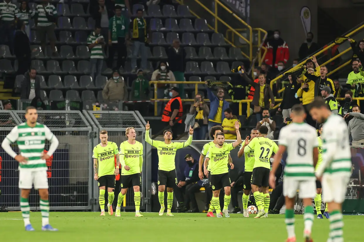 Os jogadores do Borussia Dortmund celebram após o golo que deu a vitória, por 1-0, frente ao Sporting, em Dortmund, Alemanha, para a Liga dos Campeões.