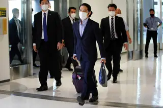 Kei Komuro chega ao aeroporto internacional de Narita, perto de Tóquio.