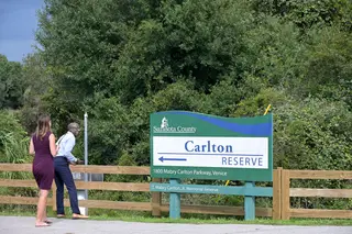 Repórteres olham para um rio, que passa junto à entrada da Reserva Carlton, na Flórida, durante as buscas por Brian Laundrie, namorado de Gabby Petito.