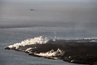 Lava do vulcão Cumbre Vieja, em La Palma, entra no mar.