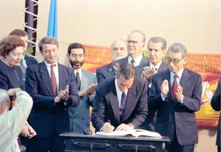 O presidente brasileiro, Fernando Collor de Mello, ao centro, é aplaudido pelo secretário-geral da ONU, Boutros Boutros-Ghali, à direita, ao assinar a convenção-quadro sobre mudanças climáticas na Conferência das Nações Unidas sobre Meio Ambiente e Desenvolvimento (UNCED), conhecida como Cimeira da Terra, no Rio de Janeiro, 4 de junho de 1992.