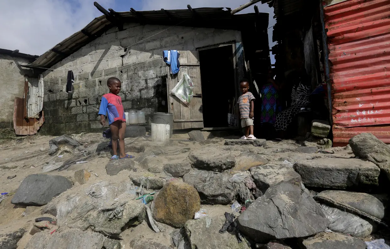 Favela costeira de West Point em Monróvia, Libéria