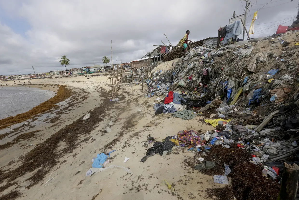 Comunidade de favela costeira de West Point em Monróvia, Libéria.