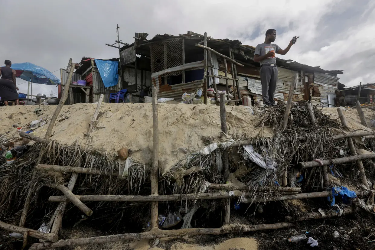 Iniciativa de defesa costeira de proteção da comunidade contra a erosão do mar na favela costeira de West Point em Monróvia, Libéria.