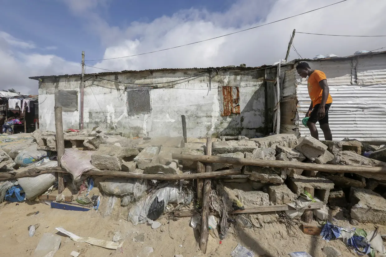 Um muro de proteção construído pela comunidade contra a erosão do mar na favela costeira de West Point em Monróvia, Libéria.