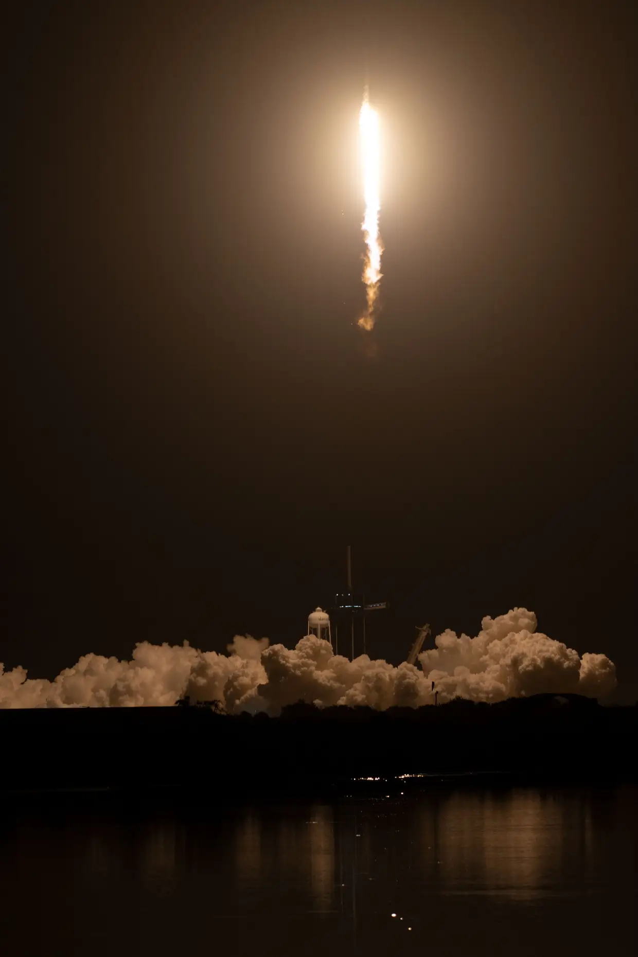 Três astronautas norte-americanos e um alemão partiram na noite de quarta-feira para uma missão de seis meses a bordo da Estação Espacial Internacional. A cápsula operada pela empresa privada SpaceX para a NASA chegou cerca de 21 horas depois.
