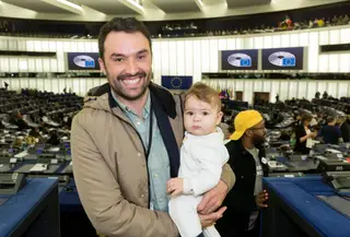 O eurodeputado, na altura, do PAN, Francisco Guerreiro, leva a sua filha bebé para o Parlamento Europeu.