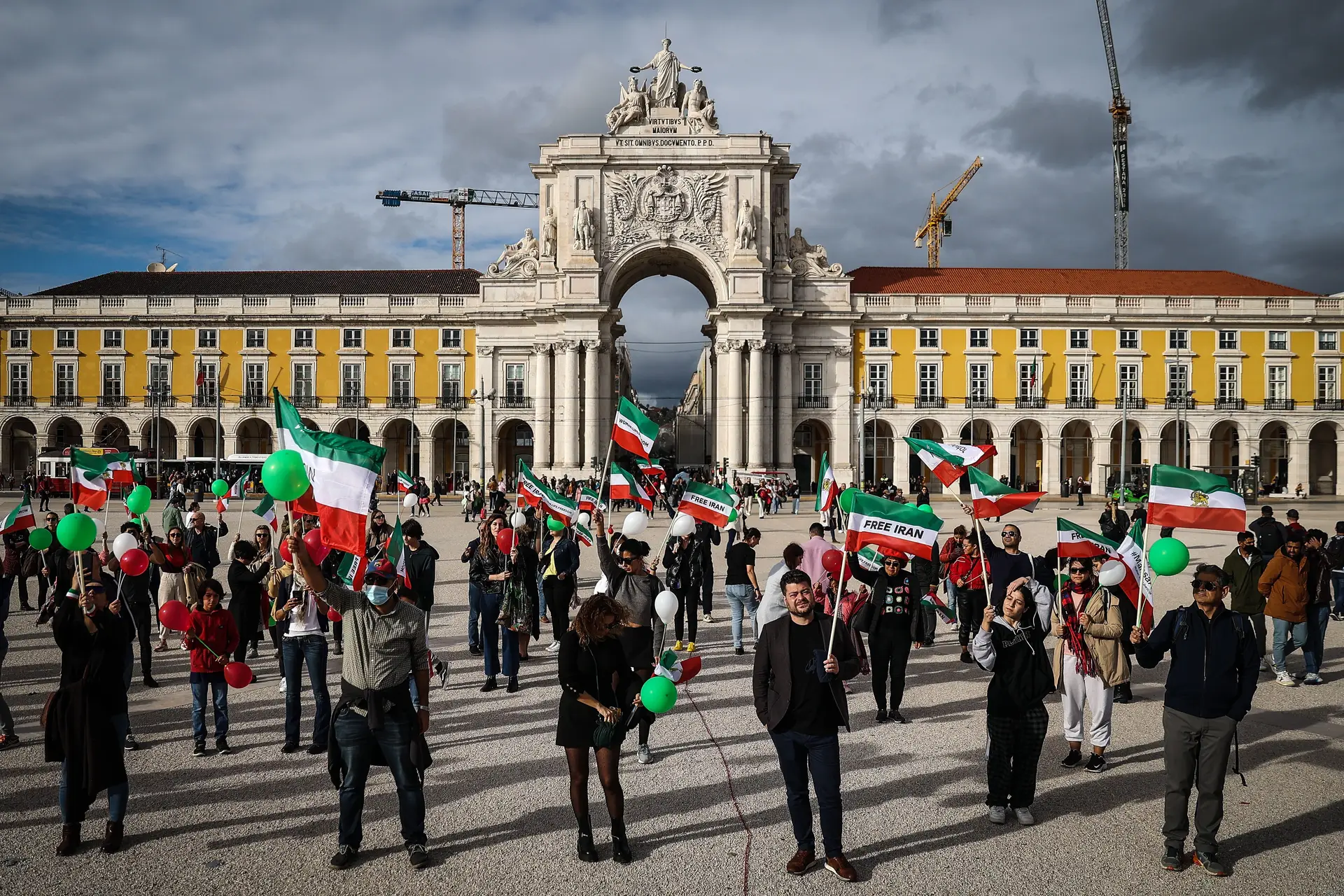 Centenas De Pessoas Em Marcha Em Lisboa Pelos Direitos Das Mulheres No