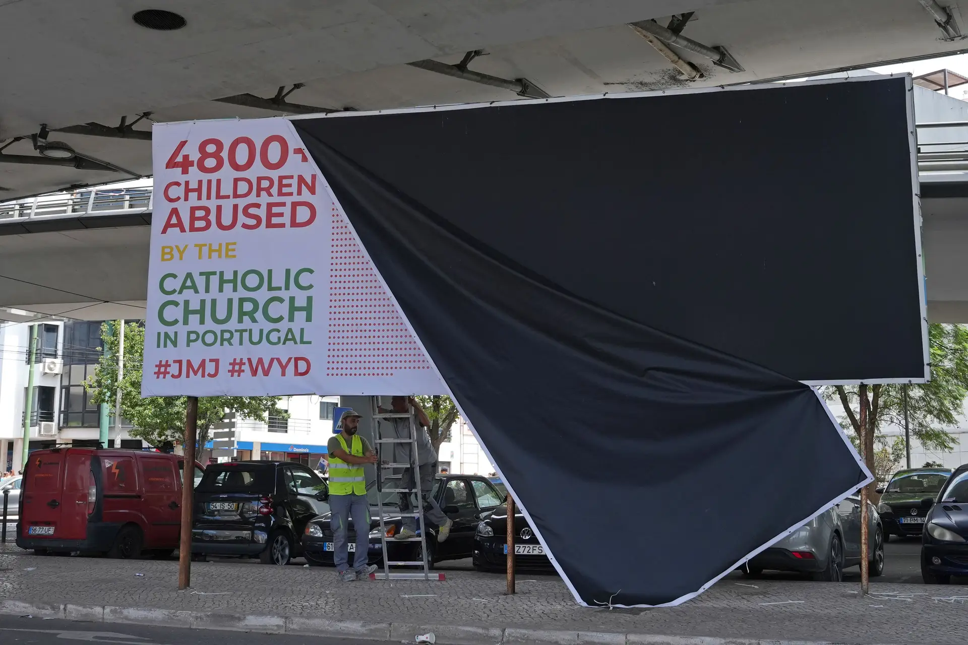 Cartaz Que Lembra V Timas De Abusos Na Igreja Removido Em Oeiras Sic