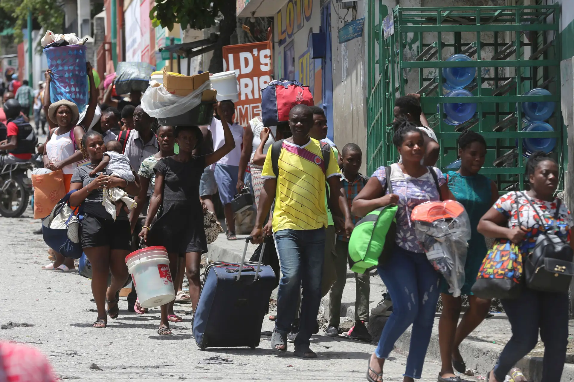 Ataques De Gangues Milhares De Pessoas Fogem De Bairro Na Capital Do