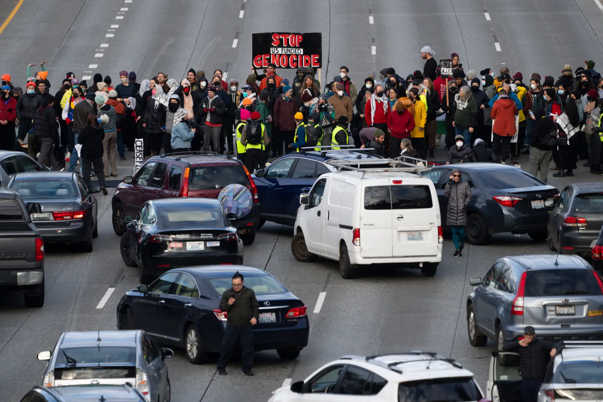 Parem o genocídio grupo bloqueia autoestrada em Seattle para pedir