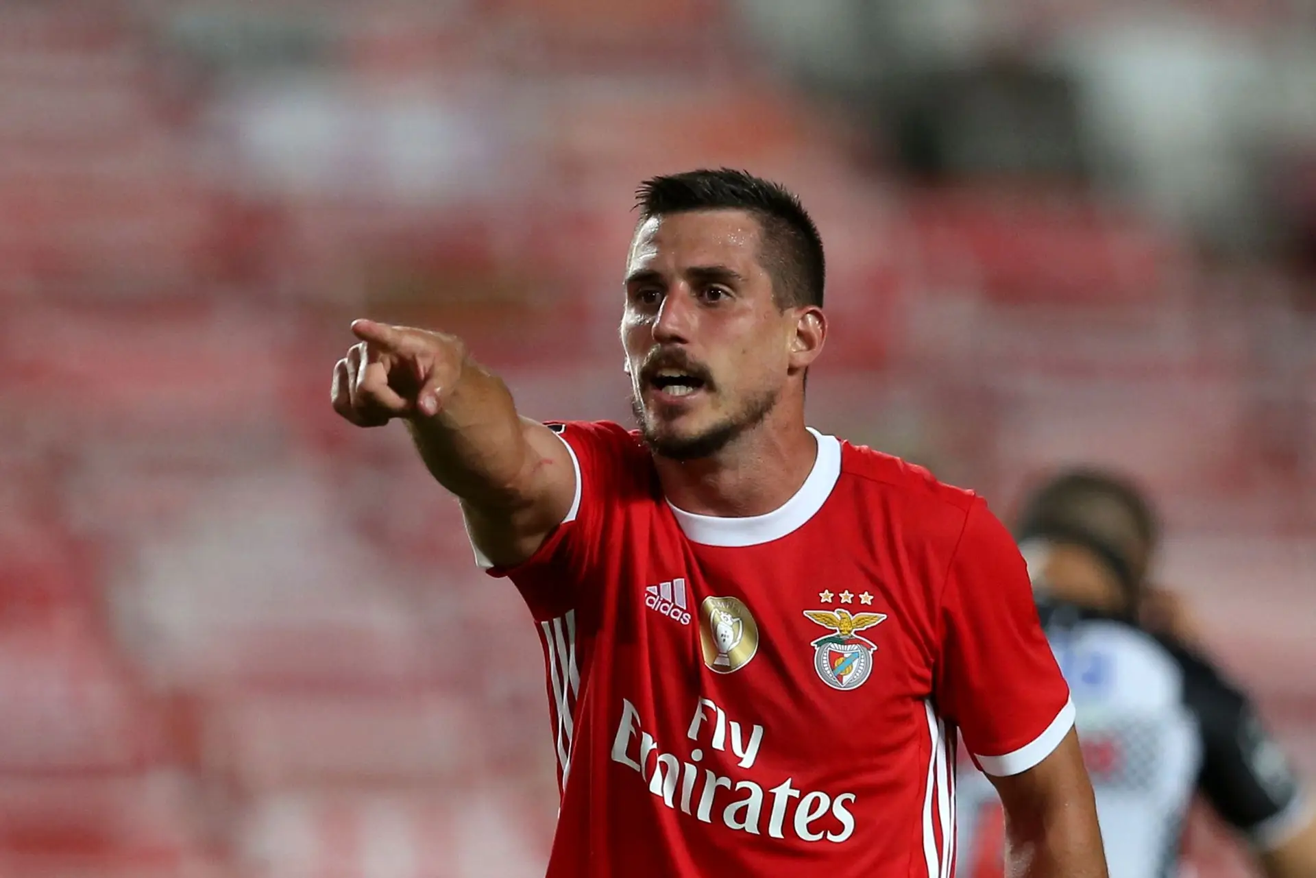 Oficial médio brasileiro Gabriel rescinde contrato o Benfica SIC