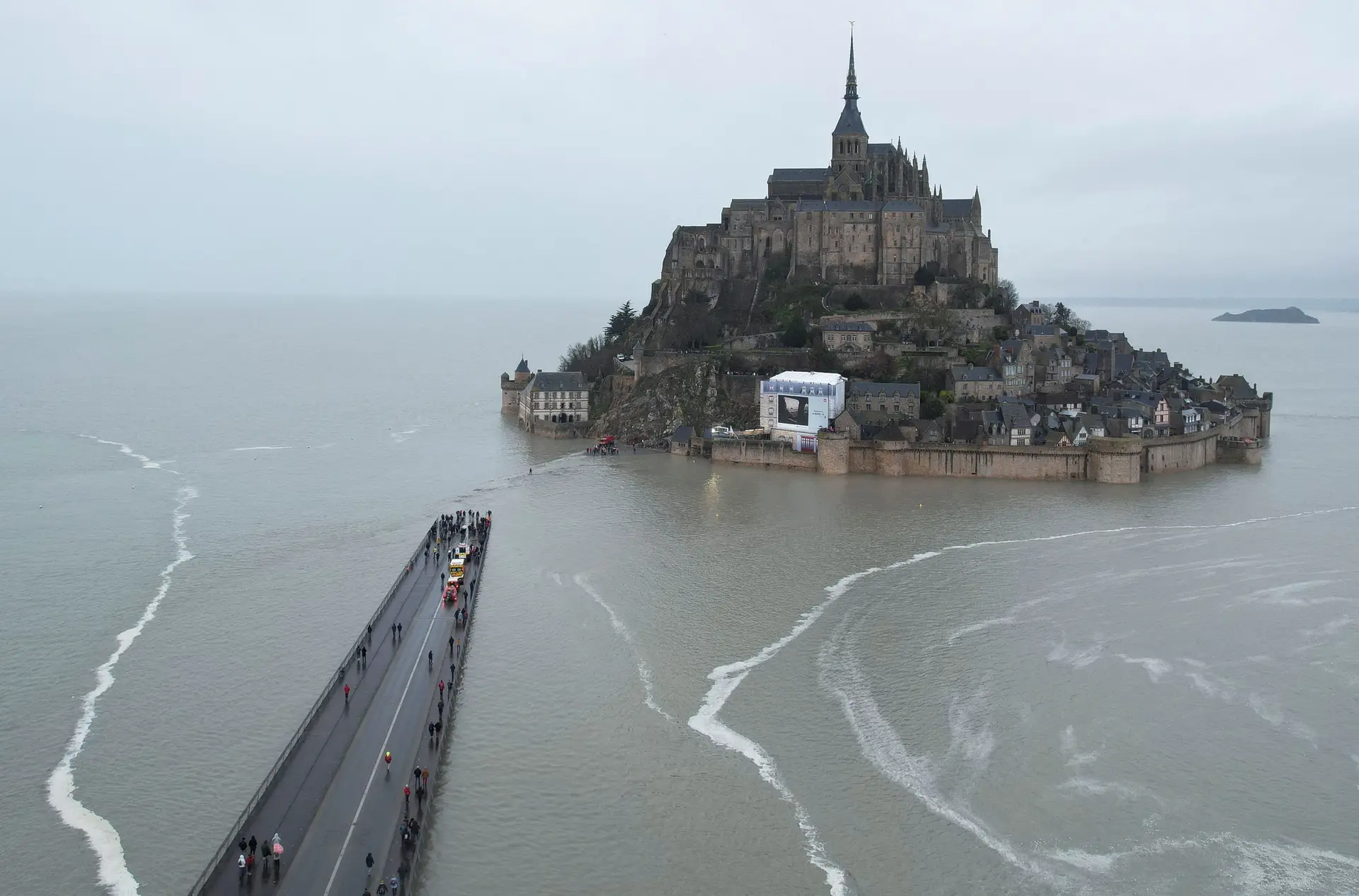 Sobe para seis número de mortos em França a passagem da tempestade