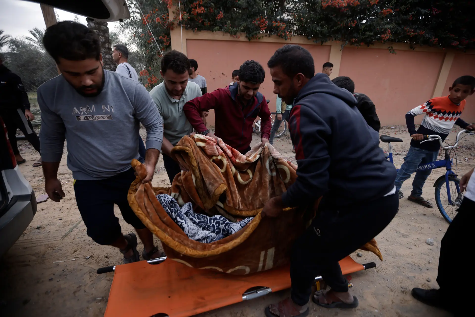 Peritos da ONU horrorizados valas cadáveres de pessoas