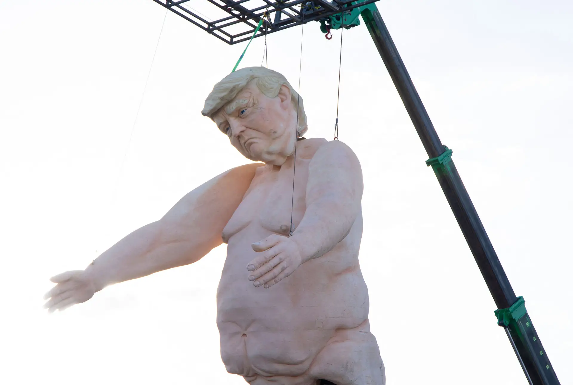 Há uma nova estátua de Trump em Las Vegas e deixa pouco à imaginação