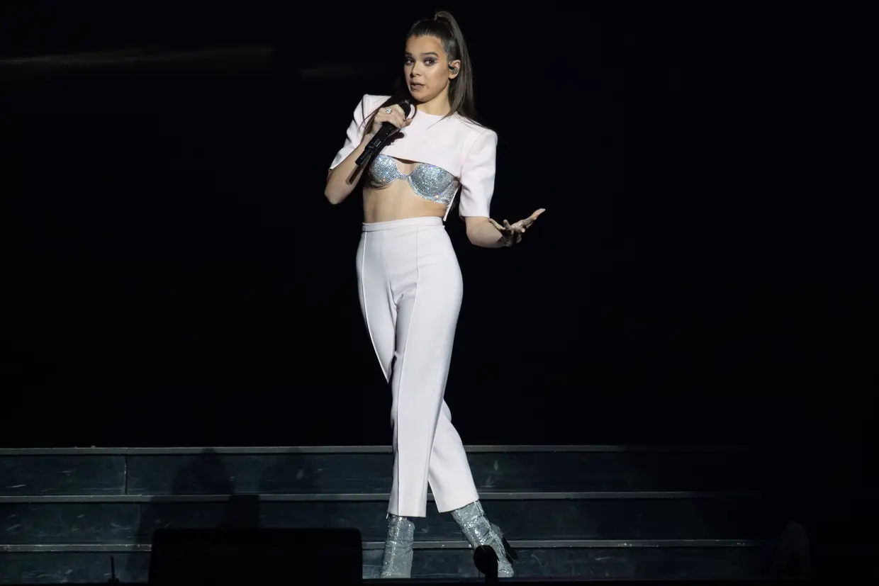 Hailee Steinfeld - sábado, 16h30