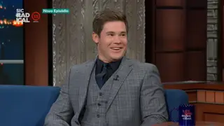 Adam DeVine assume estar "pedrado" no dia em que conheceu Danny McBride: "Estava a fumar erva!"