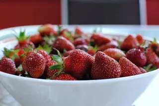 Nos EUA, comer morangos é comer químicos