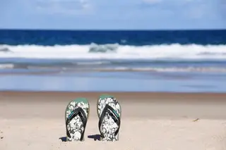 Flip-flops transformados em arte