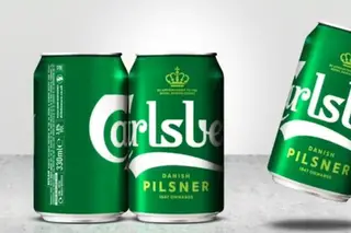 Carlsberg cola latas de cerveja para poupar em plástico